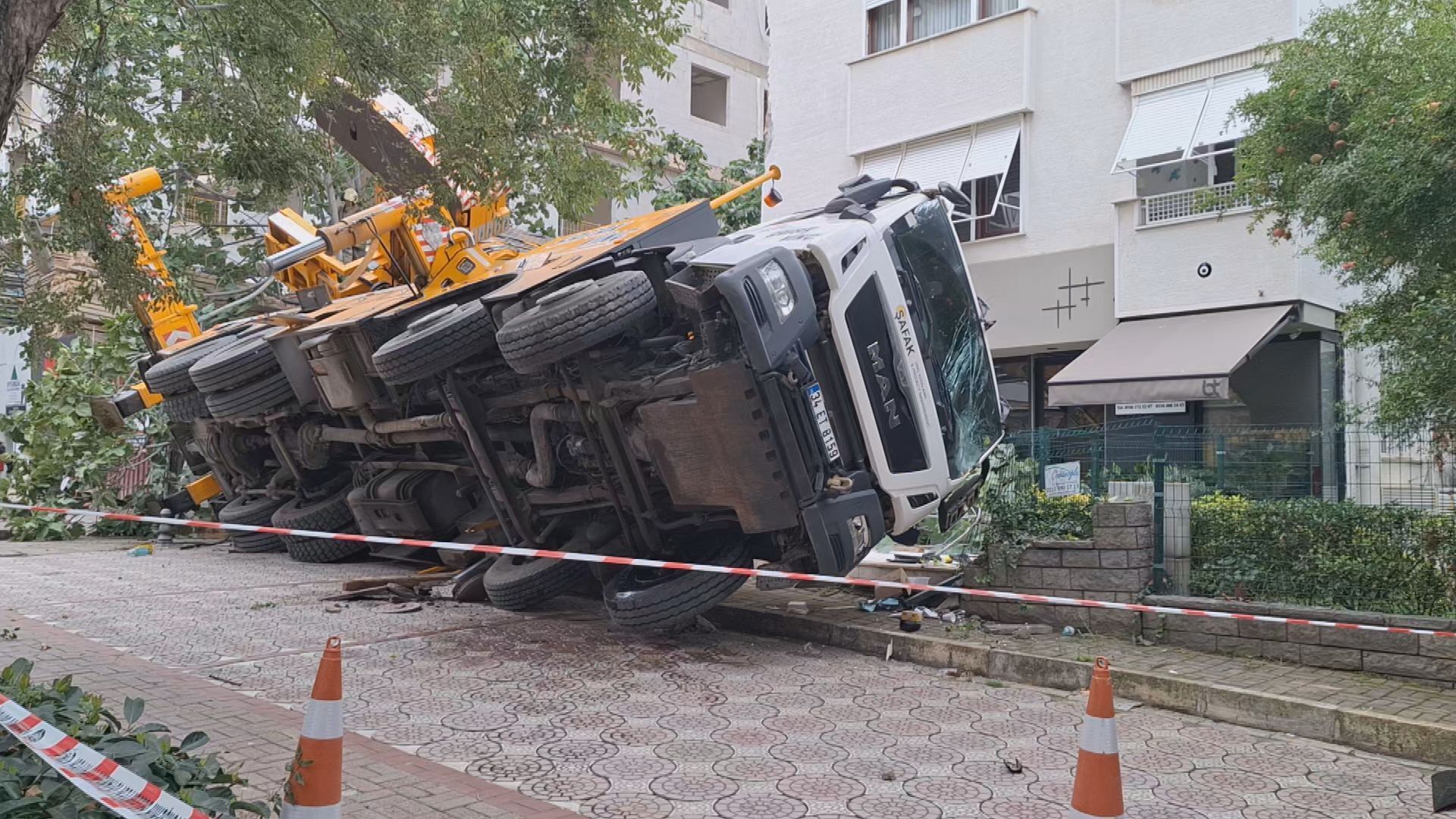 Erenköy'de devrilen vinç 11 katlı binaya çarptı