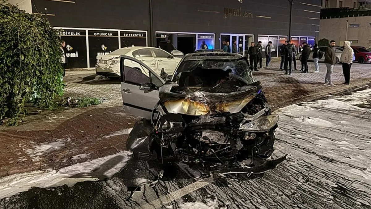 Kayseri melikgazi trafik kazası: 2 yaralı, araçlar alev aldı
