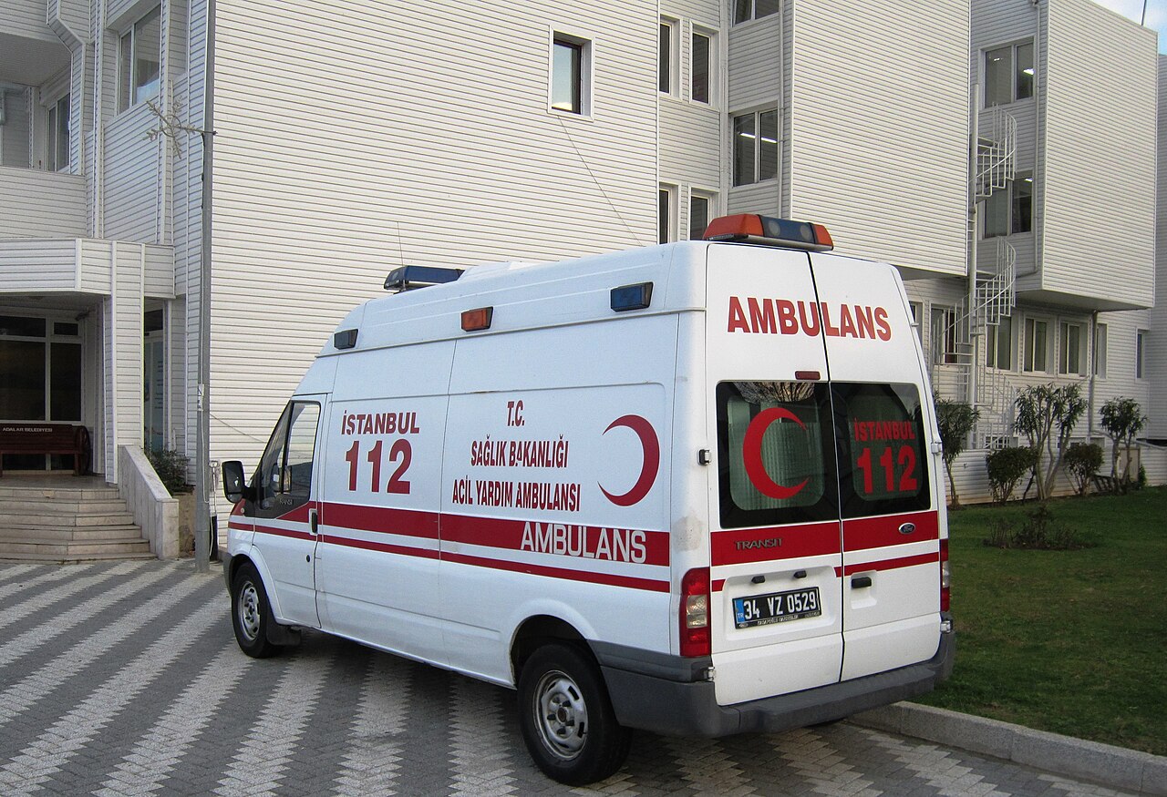 Silivri’de çöp kamyonu ile belediye otobüsü çarpıştı