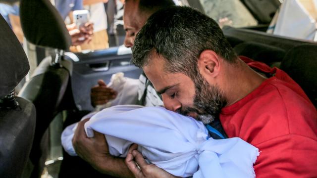 Yaşam Arşivi sergisi Gazze'de 74 bin ölüye insan yüzü kazandırıyor
