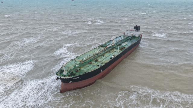 Sarıyer'de karaya oturan tanker ekiplerin çalışmasıyla yeniden yüzdürüldü
