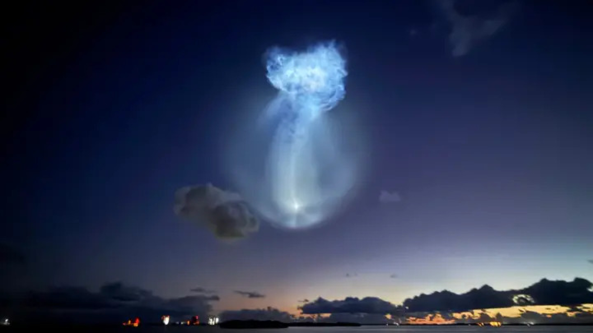 SpaceX roket fırlatması sonucu gökyüzünde dev deniz anası manzarası oluştu