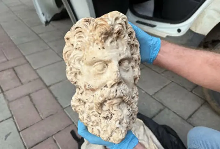 İzmir'de 2 bin yıllık Zeus heykel başı ele geçirildi