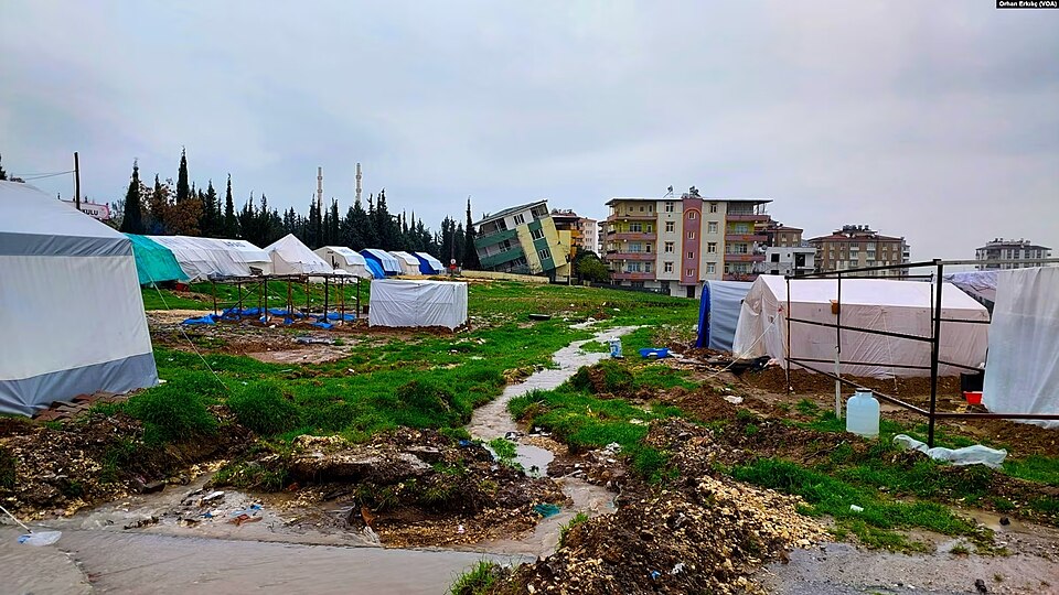 Adana'da fırtına çatıları uçurdu, alt geçidi su bastı