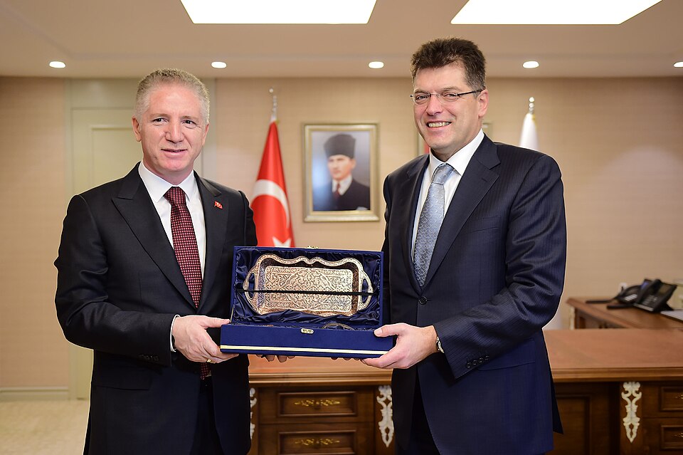 Ayazağa’da dere yatağındaki riskli yapılar için yıkım başladı