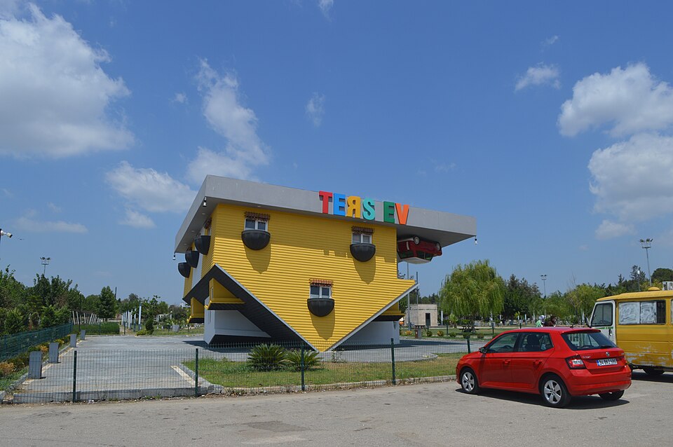 Adana Yüreğir'de Motosikletli Şüphelilerin Attığı El Yapımı Patlayıcı Evde Hasar Yarattı