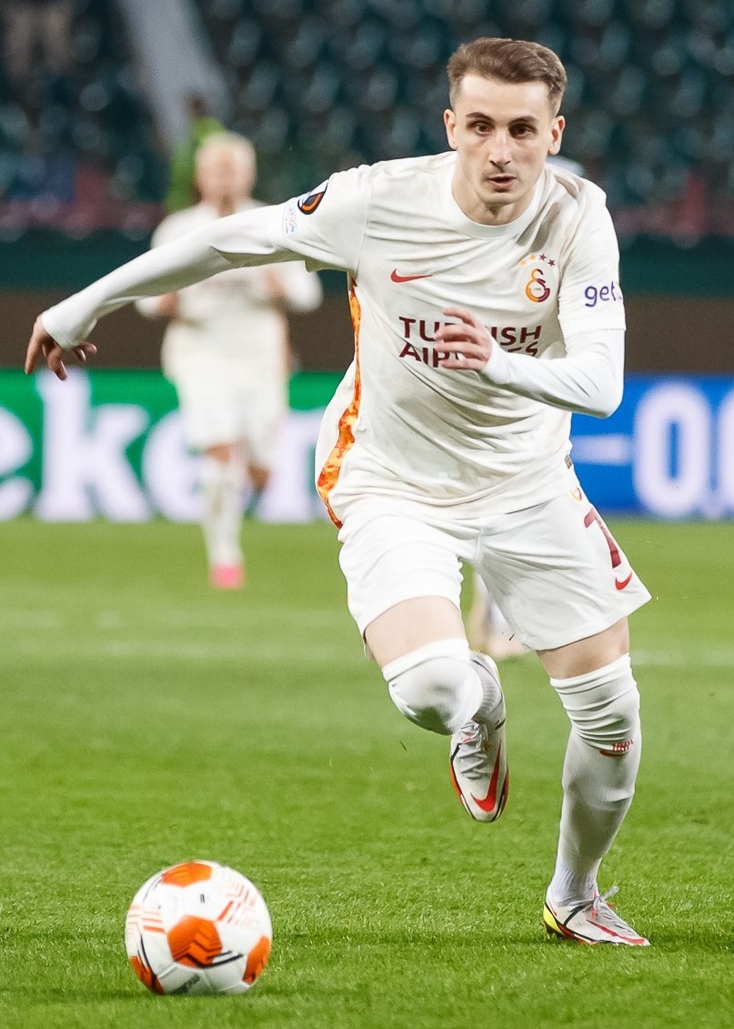 Derbi sonrası sahada gerginlik: Güvenlik araya girdi