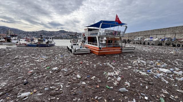 Zonguldak Limanı’nı sağanak atıkları kapladı