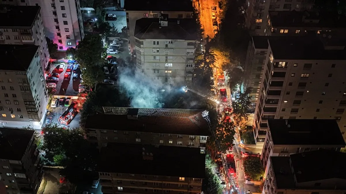 Kadıköy ahşap köşk yangını, üç katlı bina kullanılamaz hâle geldi