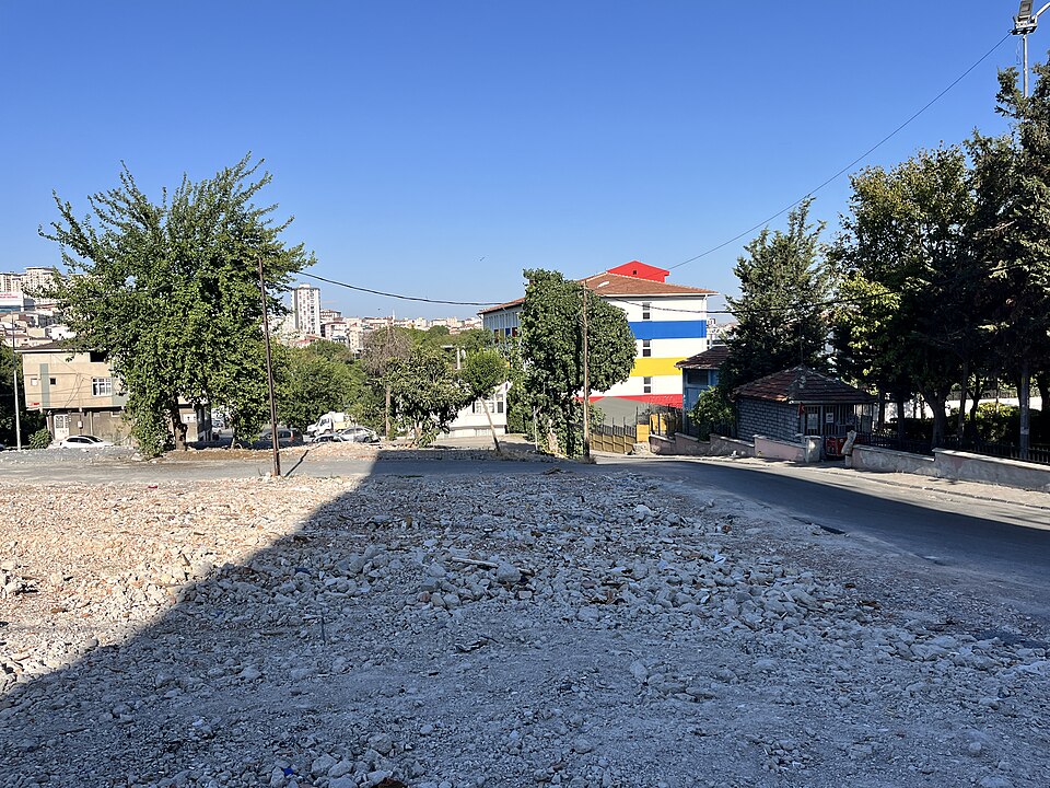 Esenler'de Silahlı Kavga: Arkadaşının Tehdidine Yanıt Veren M.B. ve A.Ç. Yaralandı