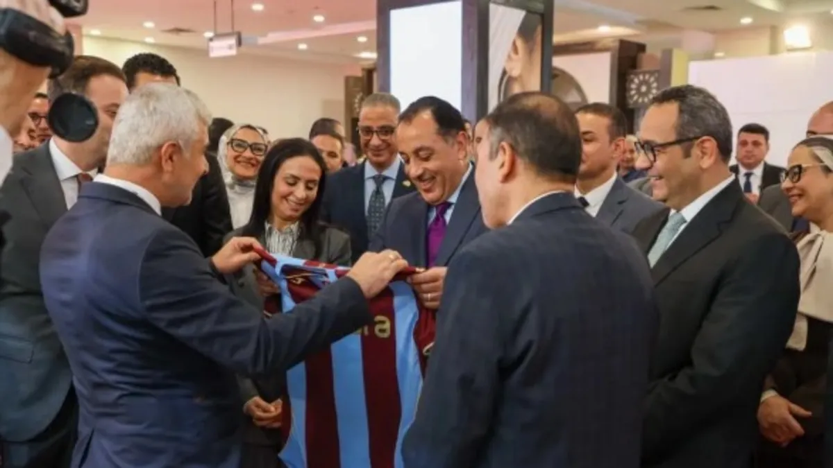 Mısır Başbakanı Mustafa Medbuli'ye sürpriz Trabzonspor forması takdim edildi