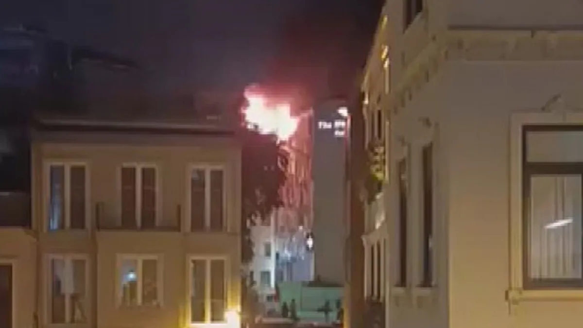 Beyoğlu yangın: Taksim'de 6 katlı binanın çatı katındaki alevler söndürüldü